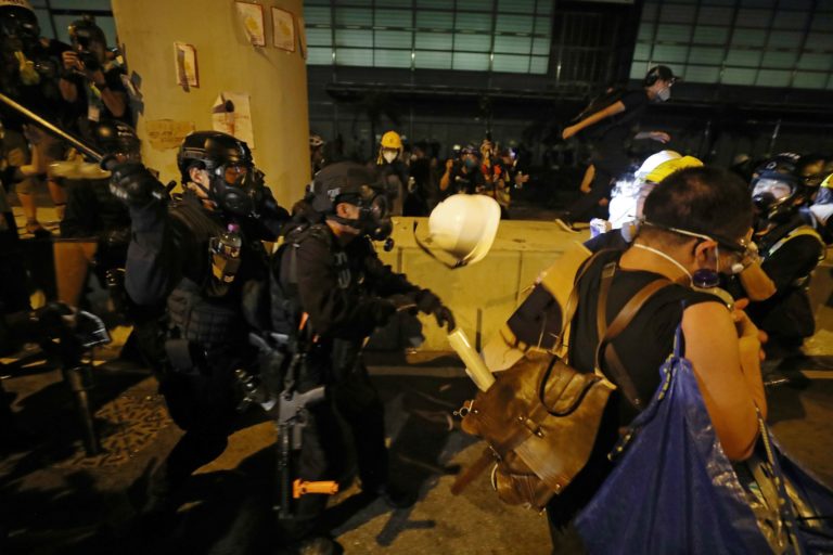 Hong Kong: des policiers blessés lors d’une manifestation