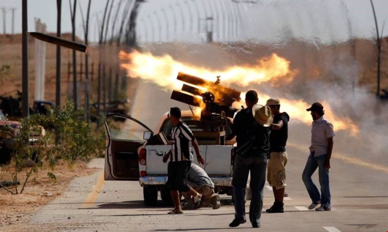Libye : Le GNA détruit 3 véhicules militaires en attaquant les positions de Haftar dans l’aéroport de Tripoli