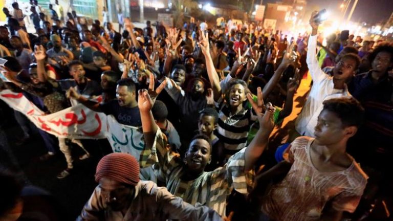 Les Soudanais commémorent les violations du sit-in, là où des détails retardent l’annonce de l’accord