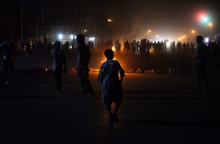 Les Soudanais privés d’électricité en plein été lors d’une « stratégie militaire pour les détourner de la révolution »