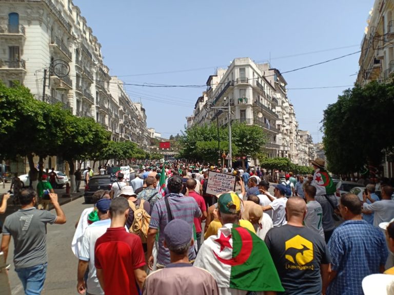 Les Algériens réitèrent leur refus du dialogue avec « la bande » et menacent à nouveau d’une désobéissance civile