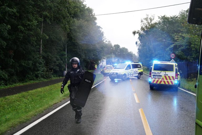 Norvège: un ‘terroriste raciste’ attaque une personne dans une mosquée près d’Oslo