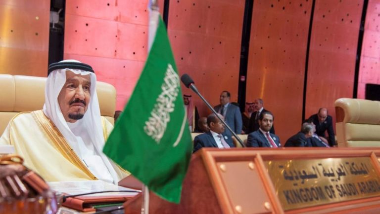 Le roi saoudien apparaît après l’arrestation de plusieurs princes