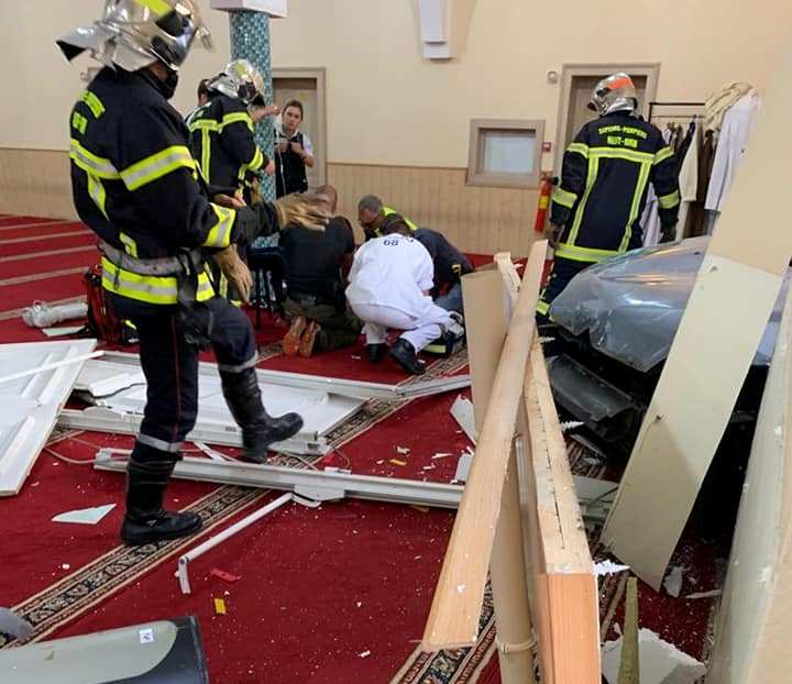 France : un homme fonce en voiture sur une mosquée et se poignarde