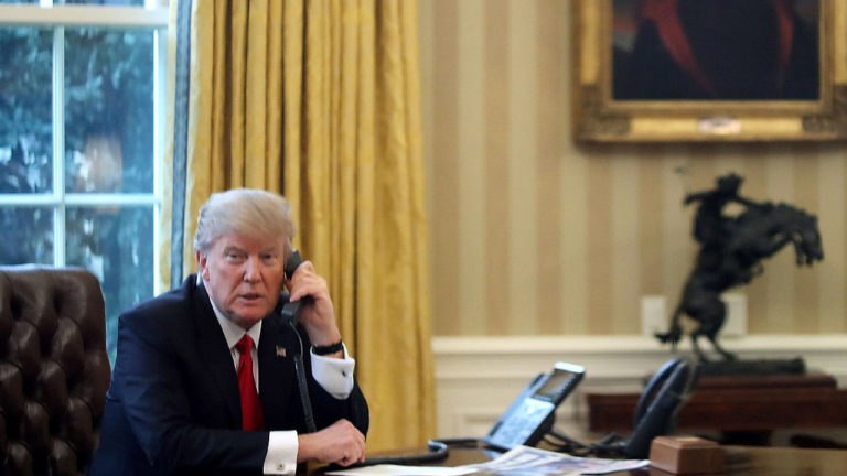 CNN: la Maison Blanche limite l’accès aux conversations téléphoniques de Trump avec Ben Salmane et Poutine