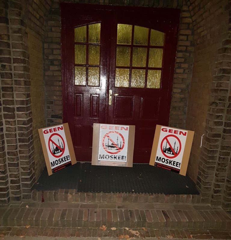 Pancarte d’islamophobie contre une mosquée aux Pays-Bas