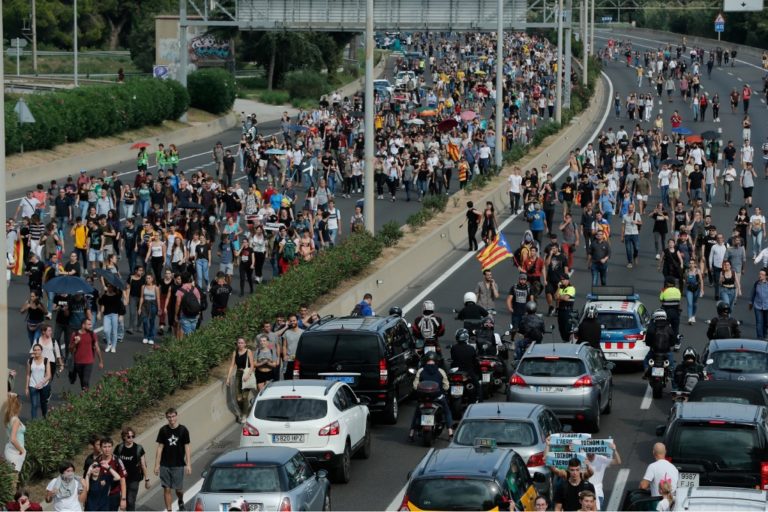 L’autoroute entre la France et l’Espagne bloquée par des séparatistes catalans