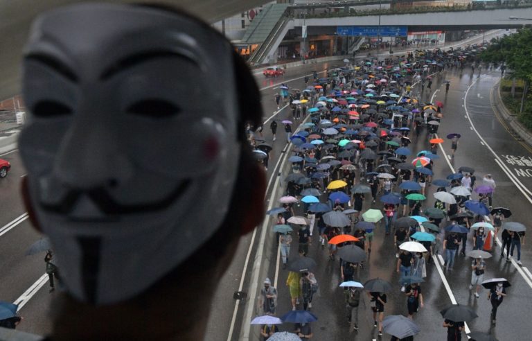 Les Hongkongais continuent à protester en défiant la loi anti-masque