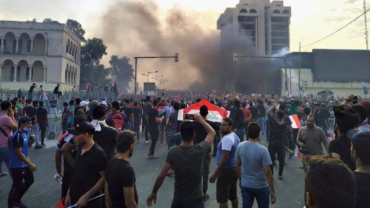 Irak : les manifestants incendient la maison du commandant militaire de Dhi Qar