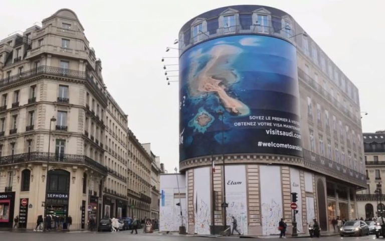 Paris : RSF porte plainte contre une pub géante vantant le tourisme en Arabie saoudite