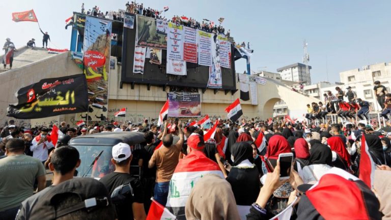 Irak: Protestations populaires, scène politique complexe, et al-Sistani appelle à des élections précoces