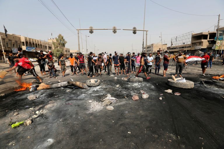Des manifestants incendient les maisons de trois parlementaires en Irak