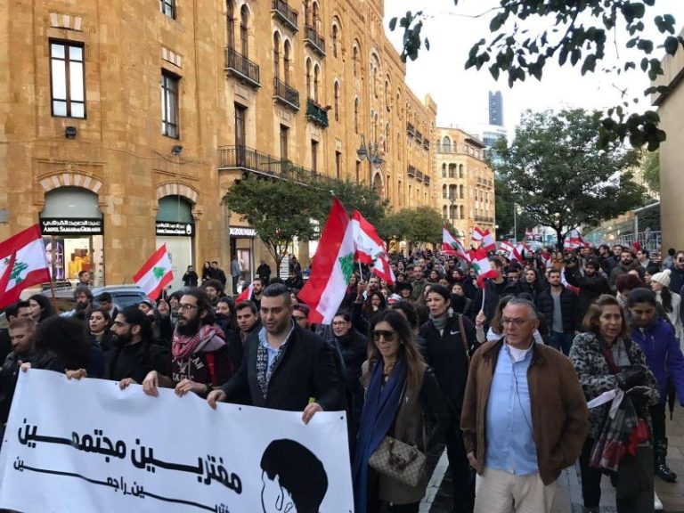 Des immigrés libanais protestent contre les politiques de la banque centrale