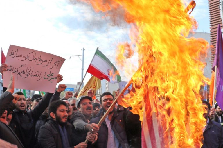 En Iran, les manifestations anti-américaines inondent les rues