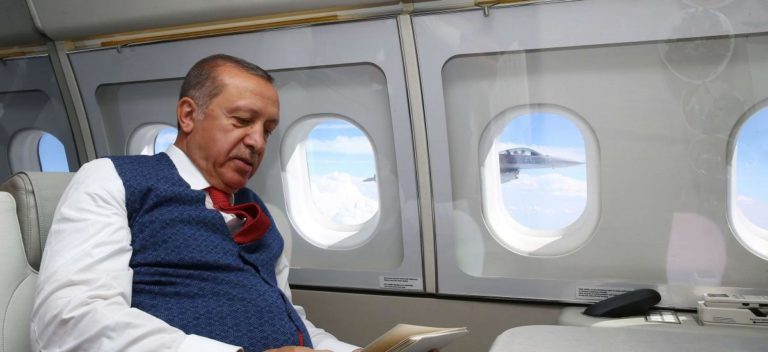 Covid-19: à l’aéroport, Erdogan évite de serrer les mains