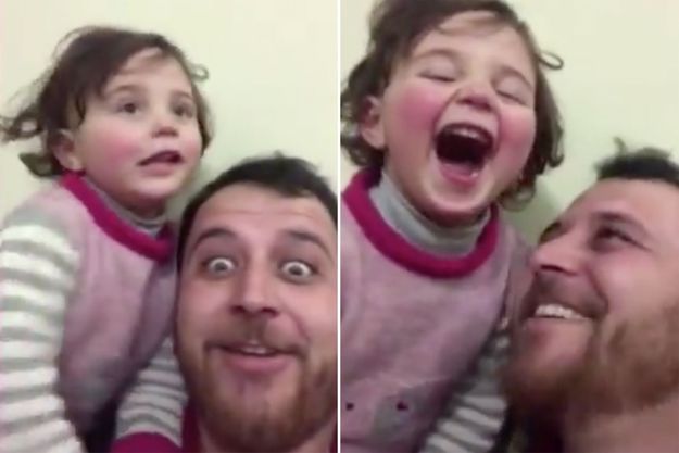 En Syrie, un père apprend à sa fille à rire des bombardements