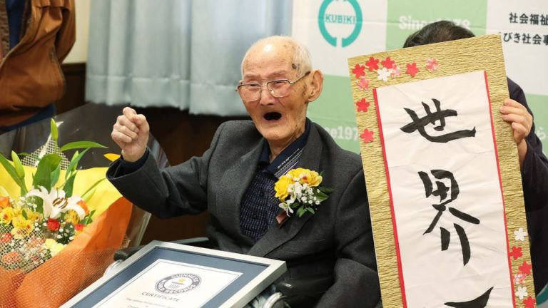 Un japonais, l’homme le plus vieux du monde, meurt à 112 ans