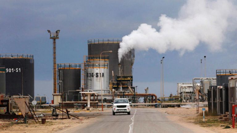 The Guardian : «La France, l’Égypte, les États-Unis et l’ONU discutent pour lever le blocus imposé à la production du pétrole libyen»