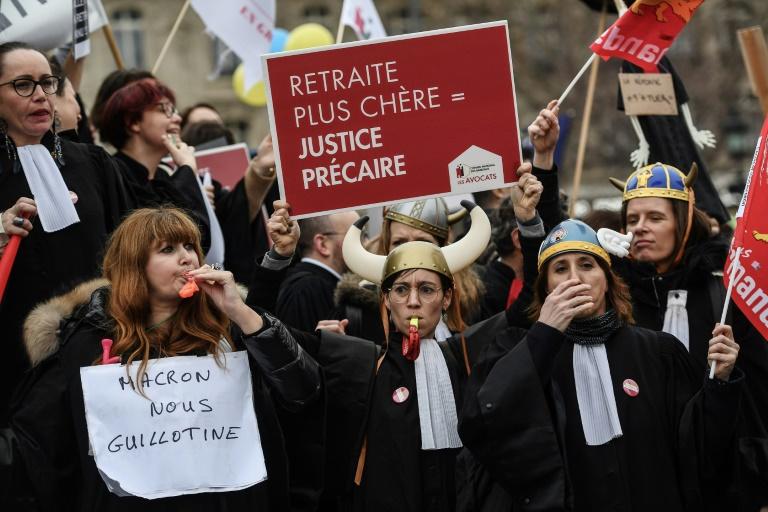 Réforme des retraites: les avocats manifestent à Paris