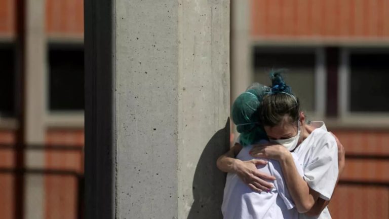 Covid-19 : Le bilan grimpe à 5690 morts en Espagne