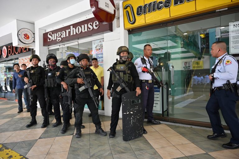 Au moins 30 otages retenus dans un centre commercial aux Philippines
