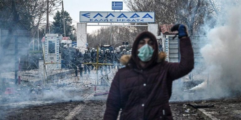 La police grecque disperse des réfugiés au gaz lacrymogène, utilisant des ventilateurs géants