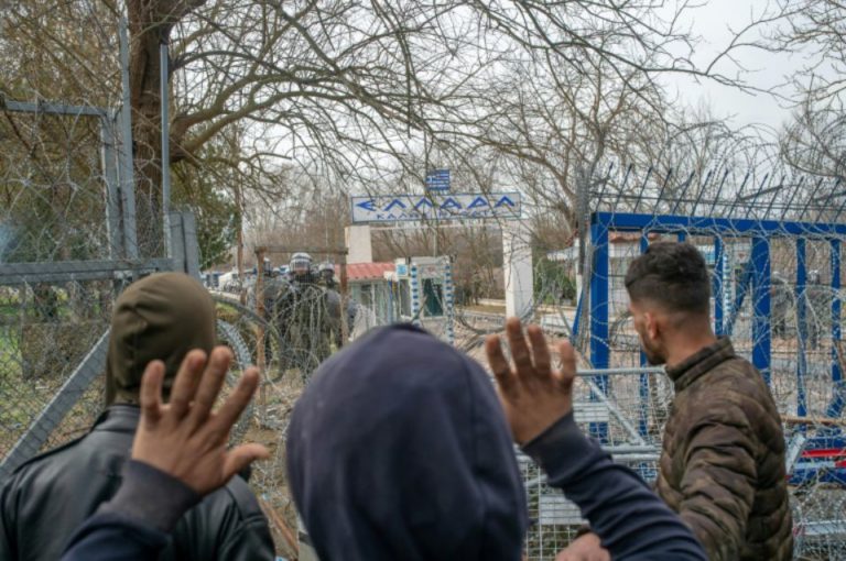 La Grèce persécute les réfugiés et leurs familles à la frontière turco-grecque