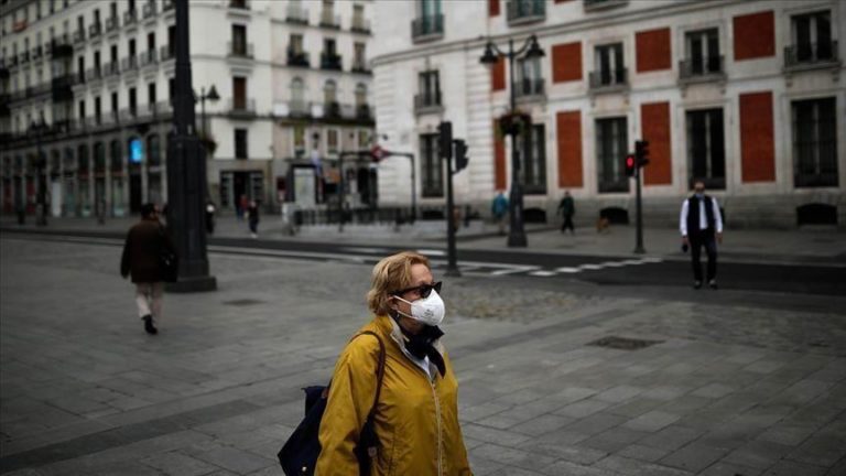 Coronavirus: les Espagnols approuvent le confinement imposé malgré les manifestations
