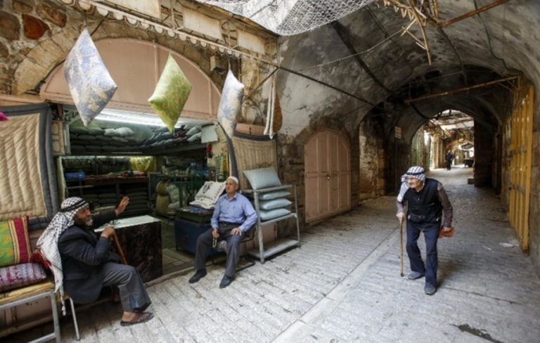 Cisjordanie: le Premier ministre palestinien annonce un confinement total à Hébron et à Naplouse