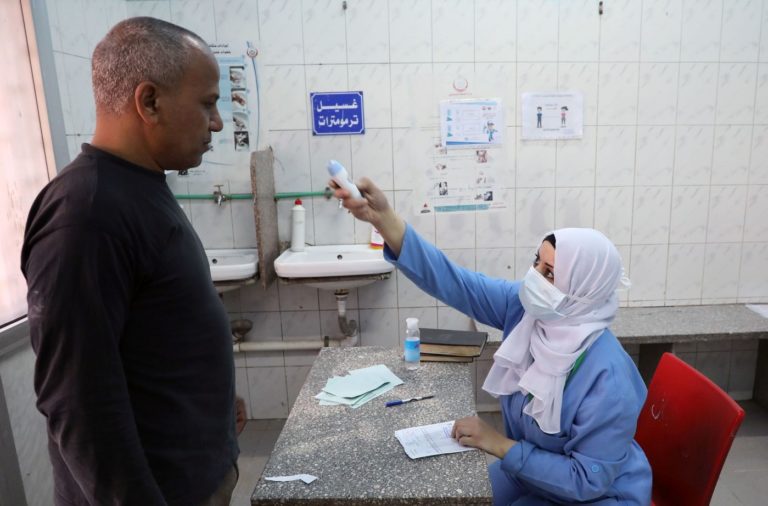 Égypte: le nouveau coronavirus menace les médecins non protégés