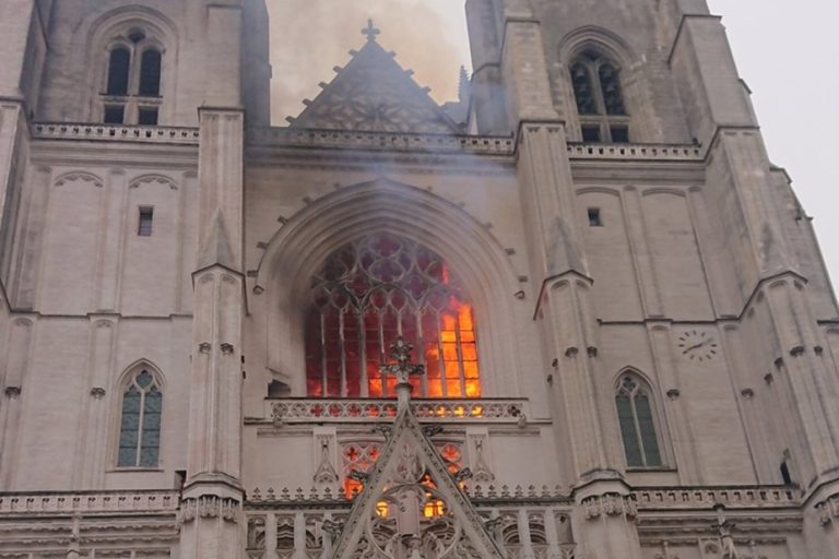 France: un incendie touche la cathédrale gothique de Nantes