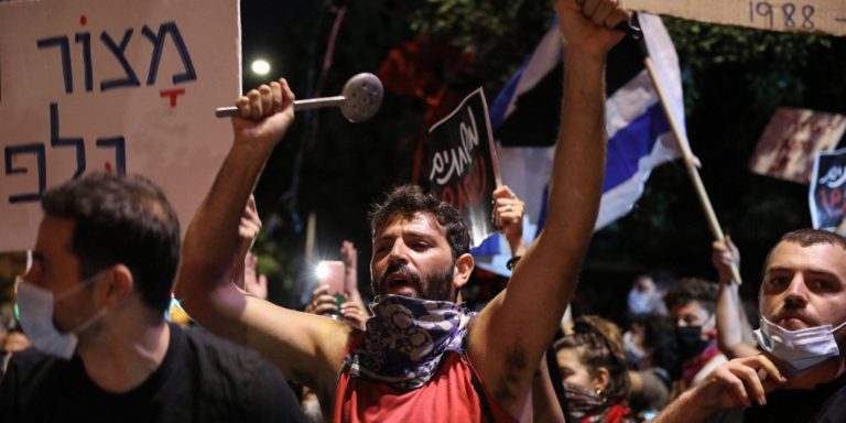 Des milliers de manifestants israéliens rassemblés dénonçant la corruption et la gestion du nouveau coronavirus