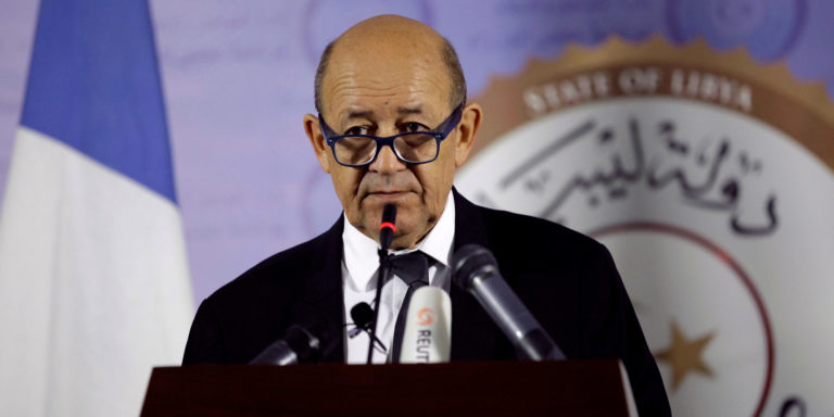 Le ministre français des Affaires étrangères avoue que son pays soutient politiquement Haftar en Libye  