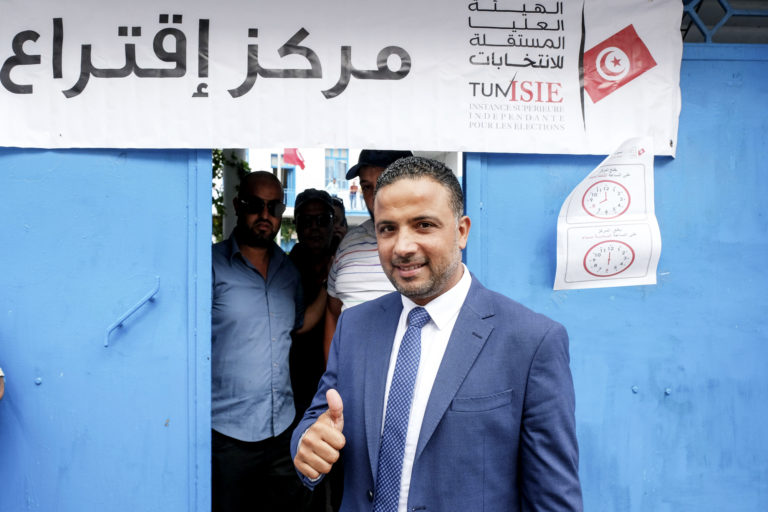 Tunisie : La justice militaire ordonne la prison pour des avocats et anciens députés ayant défendu une citoyenne interdite de voyager