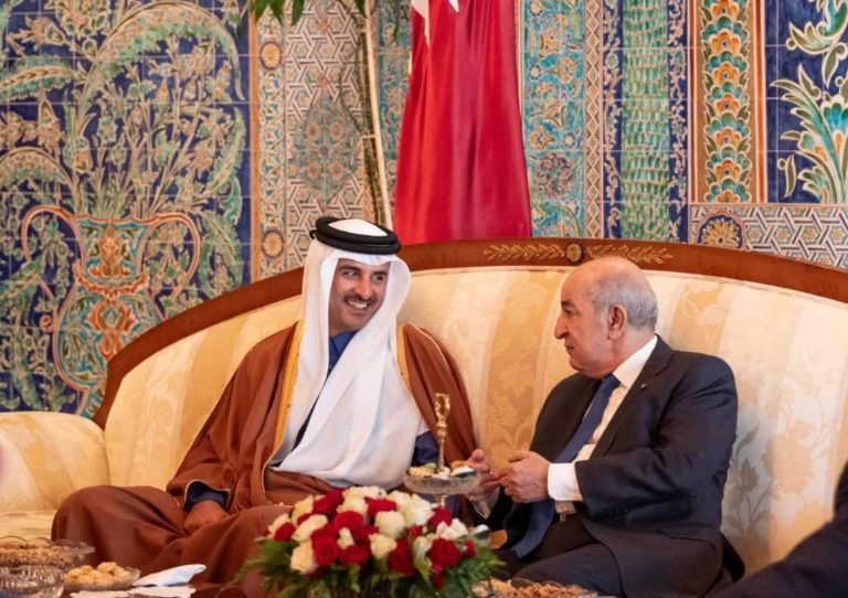 L’Émir du Qatar félicite le président algérien à l’occasion du rapatriement des crânes des résistants