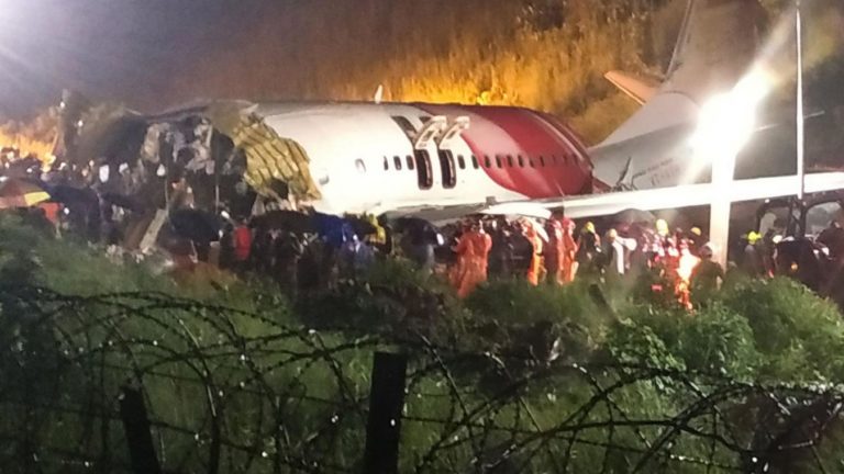 Inde : un avion d’Air India se brise en deux à l’atterrissage, plusieurs morts et des blessés