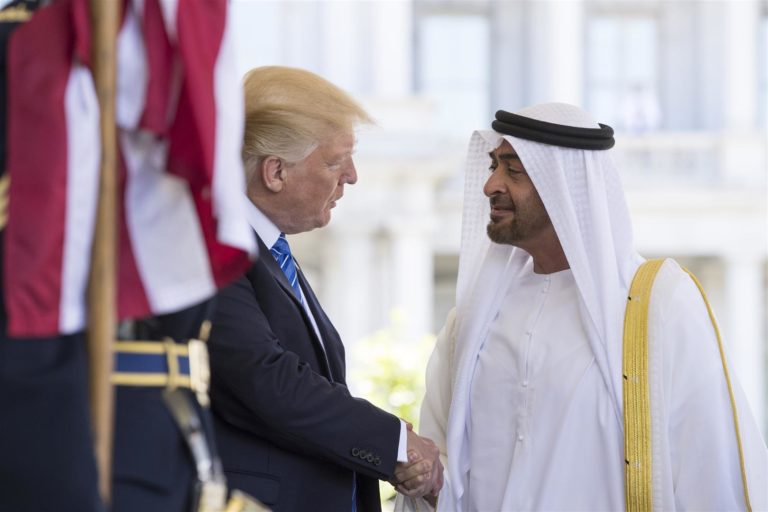 Trump s’est “secrètement” engagé à vendre des avions de chasse développés aux Emirats arabes unis (New York Times)