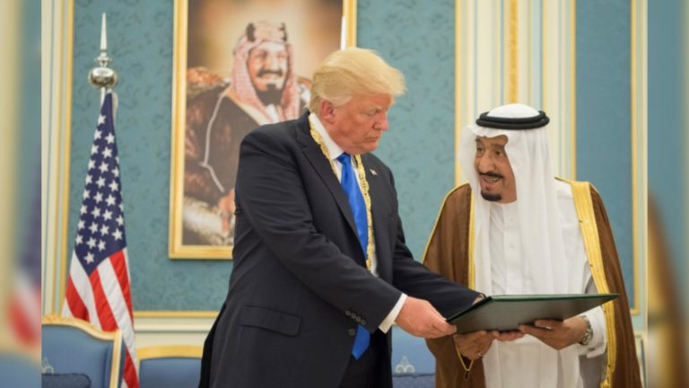 Trump par téléphone avec le roi Salmane espère une résolution proche à la crise du Golfe