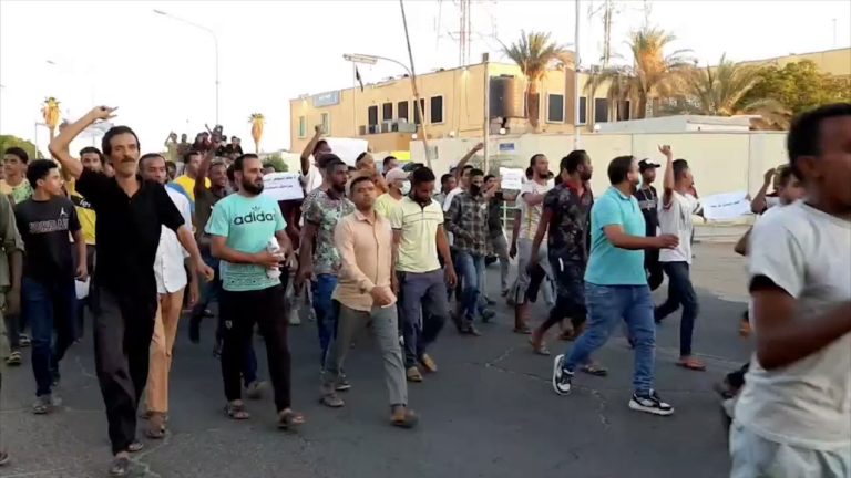 Libye : Haftar se fait livrer des armes et des mercenaires de la Syrie alors que les Libyens au sud protestent contre la misère