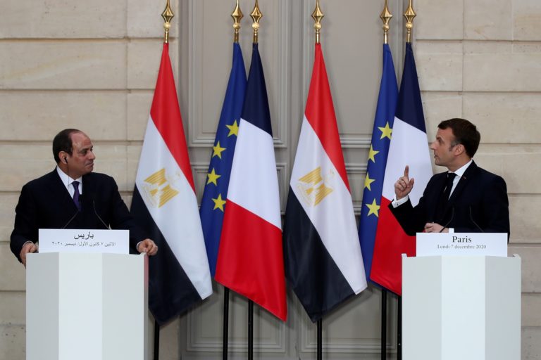 Des sources diplomatiques révèlent les détails des réunions de Macron et al-Sissi