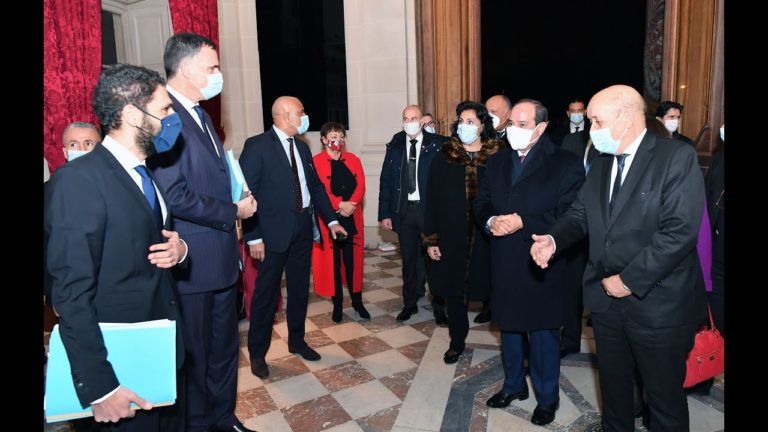 Paris: Le ministre des affaires étrangères français rencontre al-Sissi