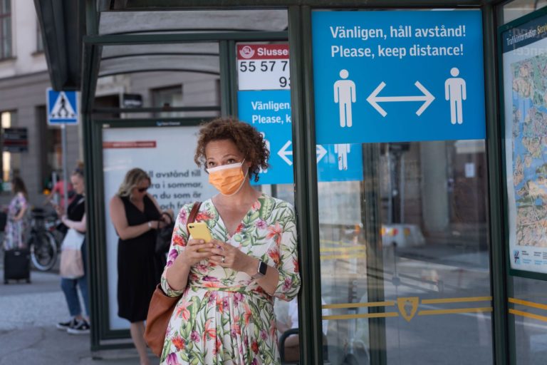 Face au Covid-19 et pour la première fois, la Suède recommande le port des masques dans les transports publics