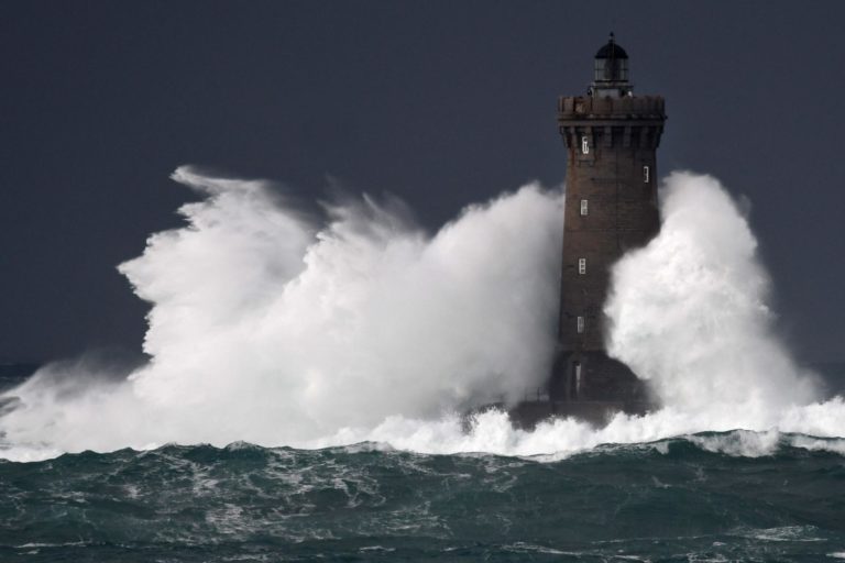 France : la tempête « Bella » prive 18 mille foyers d’électricité