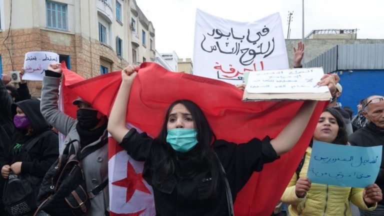 Tunisie : Confrontations entre forces de sécurité et manifestants dans le centre de la capitale