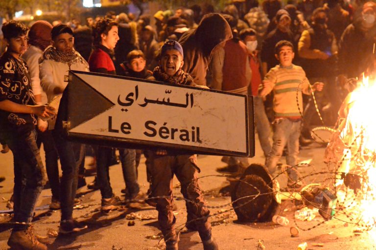 Covid-19 / Liban : heurts lors d’une manifestation anti-restrictions, plus de 200 blessés