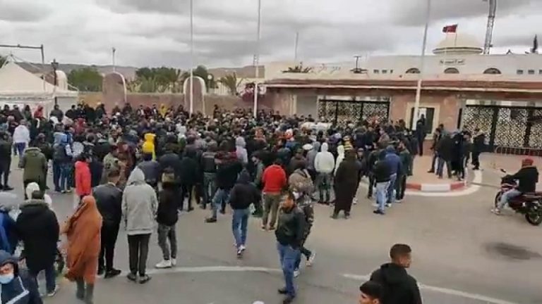 Tunisie : Des dizaines de manifestants prennent d’assaut le siège du gouvernorat de Tataouine