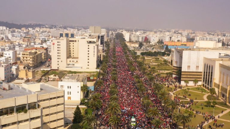 Tunisie : Des milliers des partisans d’Ennahdha dans les rues réclamant « l’unité nationale » et « le respect de la constitution »