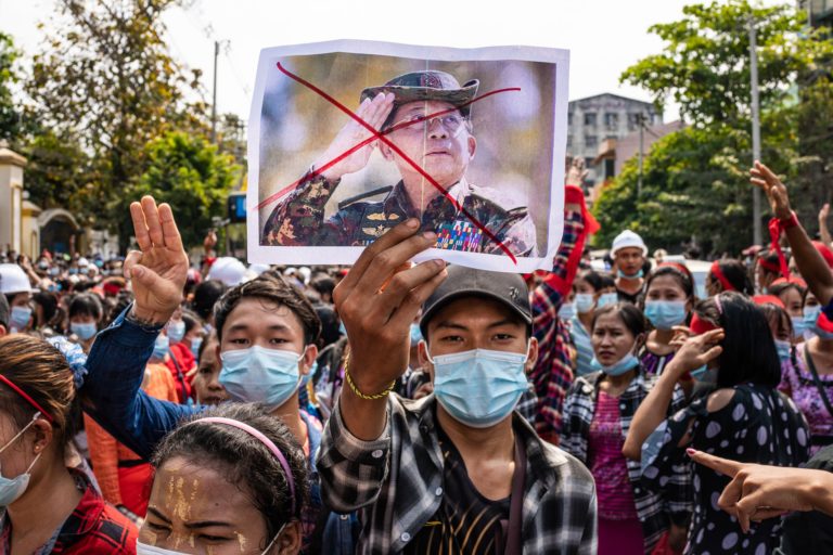 Plus de 100 journalistes arrêtés depuis le coup d’État au Myanmar