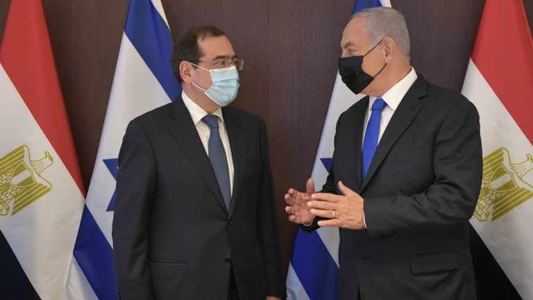 Netanyahu reçoit,  dans son bureau à Jérusalem, le ministre égyptien du Pétrole