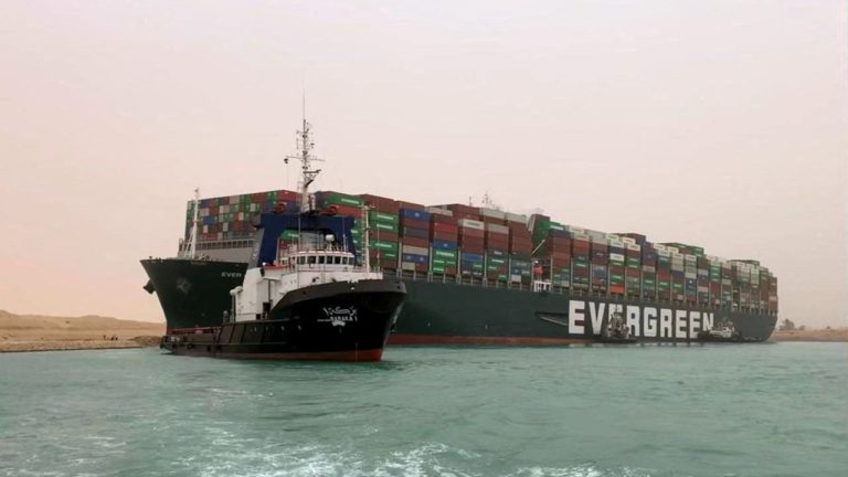Égypte : un navire de 400 mètres bloque le Canal de Suez, des opérations en cours